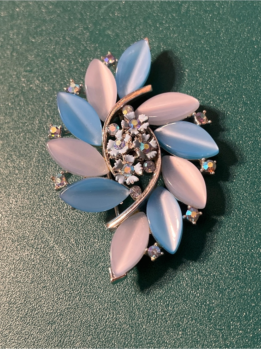 Lisner Thermoset Vintage brooch #Lisner #vintage #thermoset